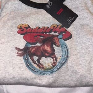 2/25$ 🍓⭐️ Levi's  Gray Saddle Up T-Shirt